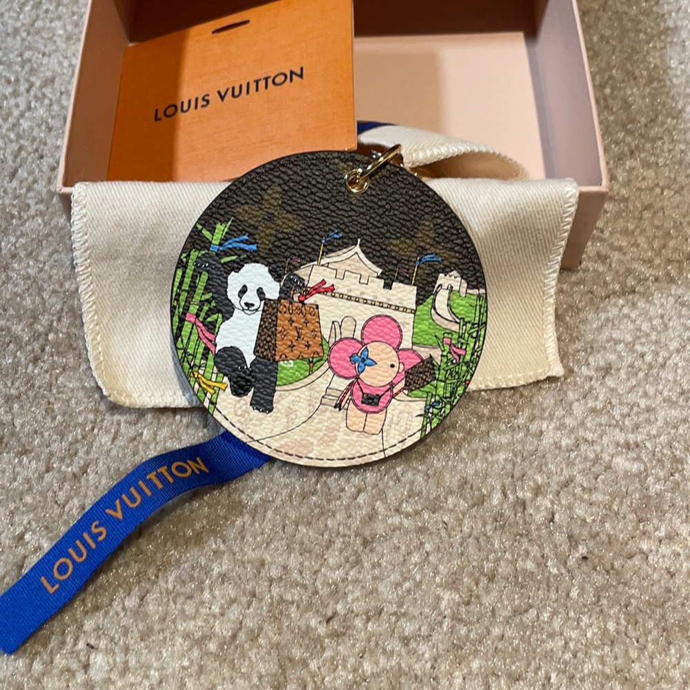 Louis Vuitton  China Wall Charm/Key Holder, Christmas Animation 2021 NIB!